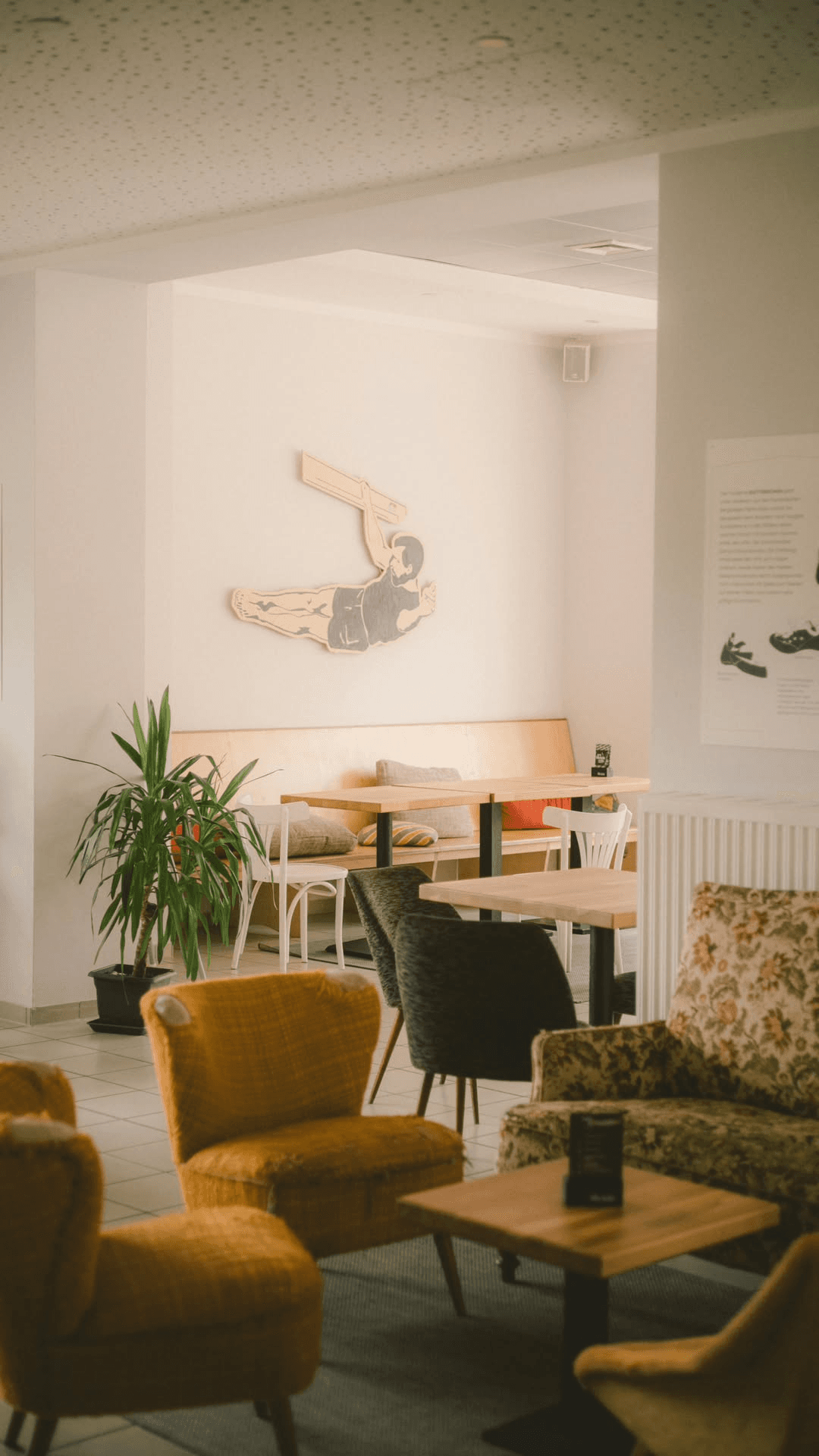 Gemütlicher Café-Bereich mit Vintage-Sesseln im Grips