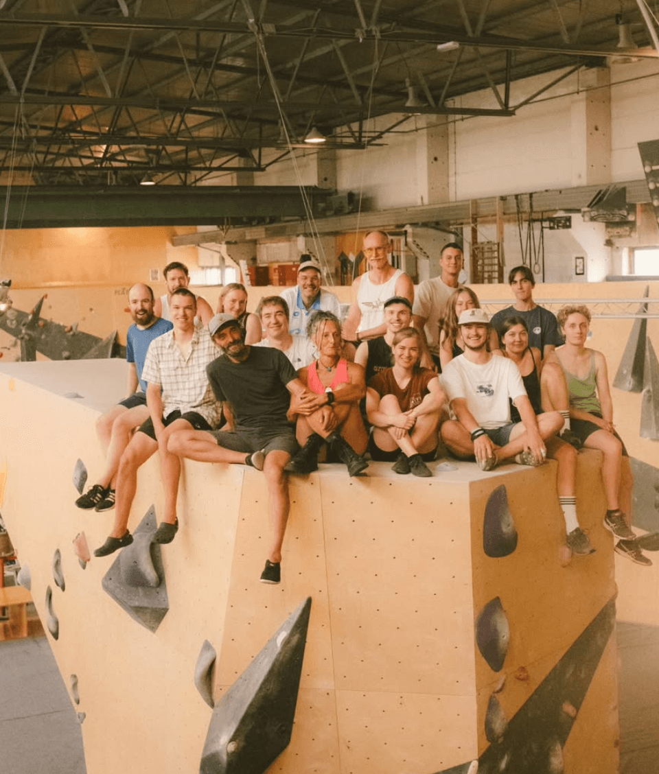 Das Grips-Team auf dem Top-Out einer Boulderwand