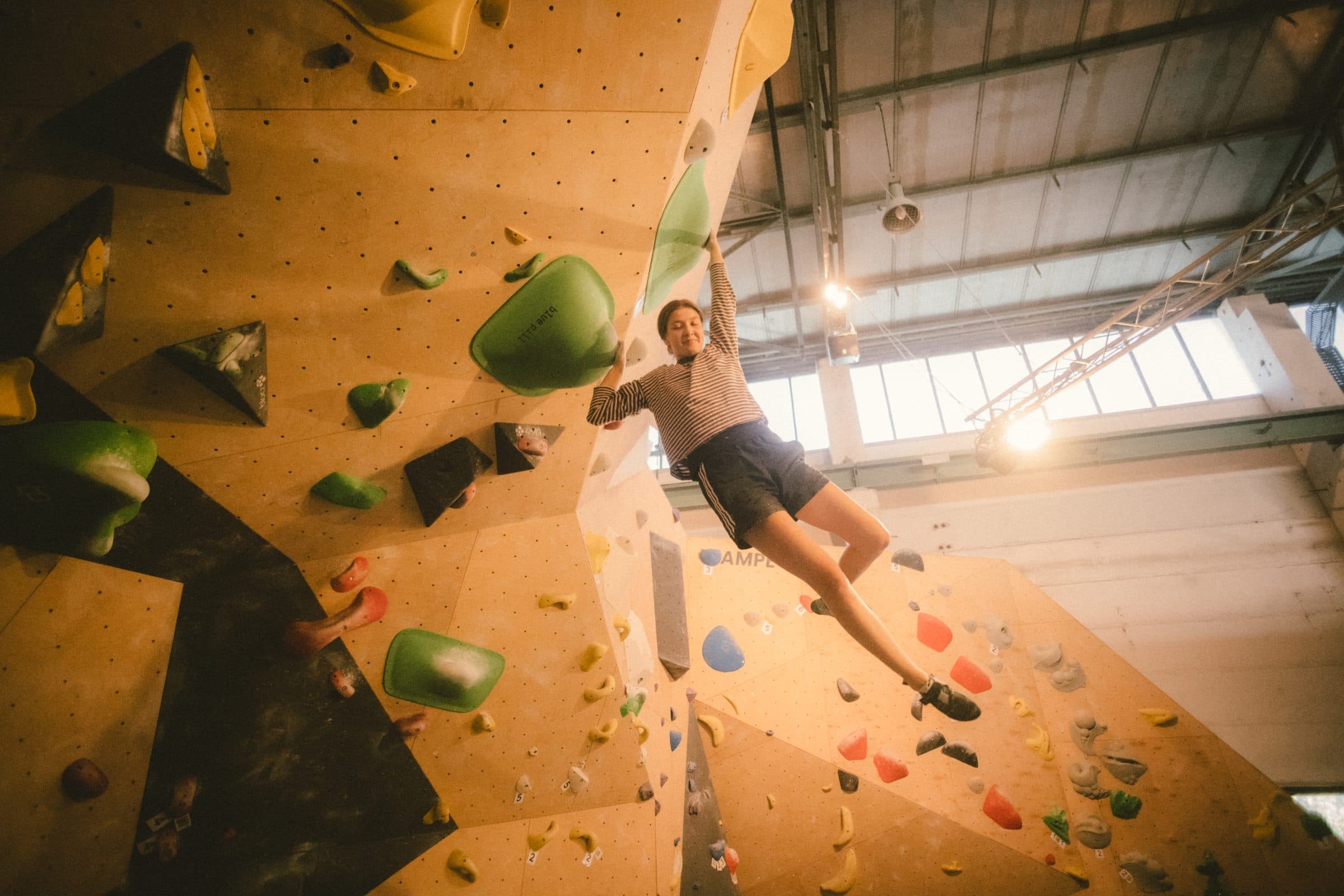 Boulderin streckt sich im Überhang zum nächsten Volumen