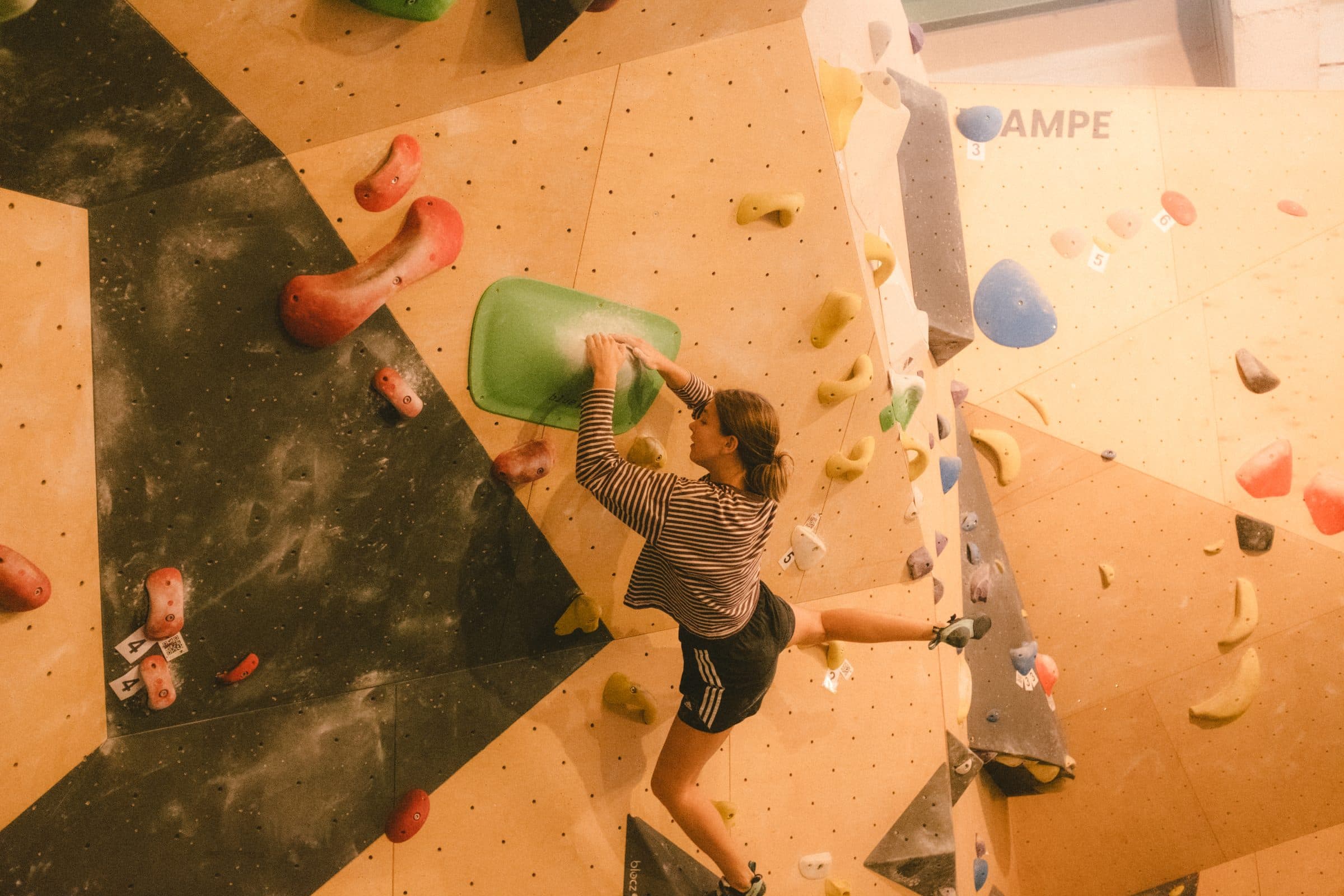 Boulderin greift ein großes grünes Volumen